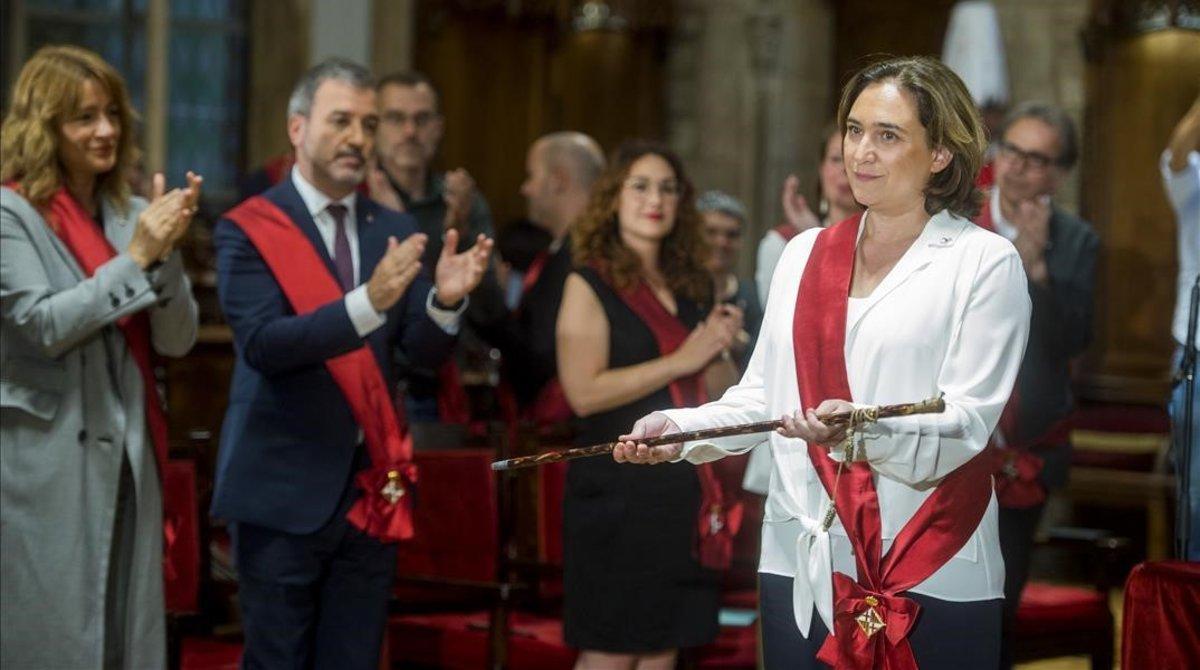 Ada Colau, que repite como alcaldesa de Barcelona, aplaudida por sus socios de gobierno del PSC.
