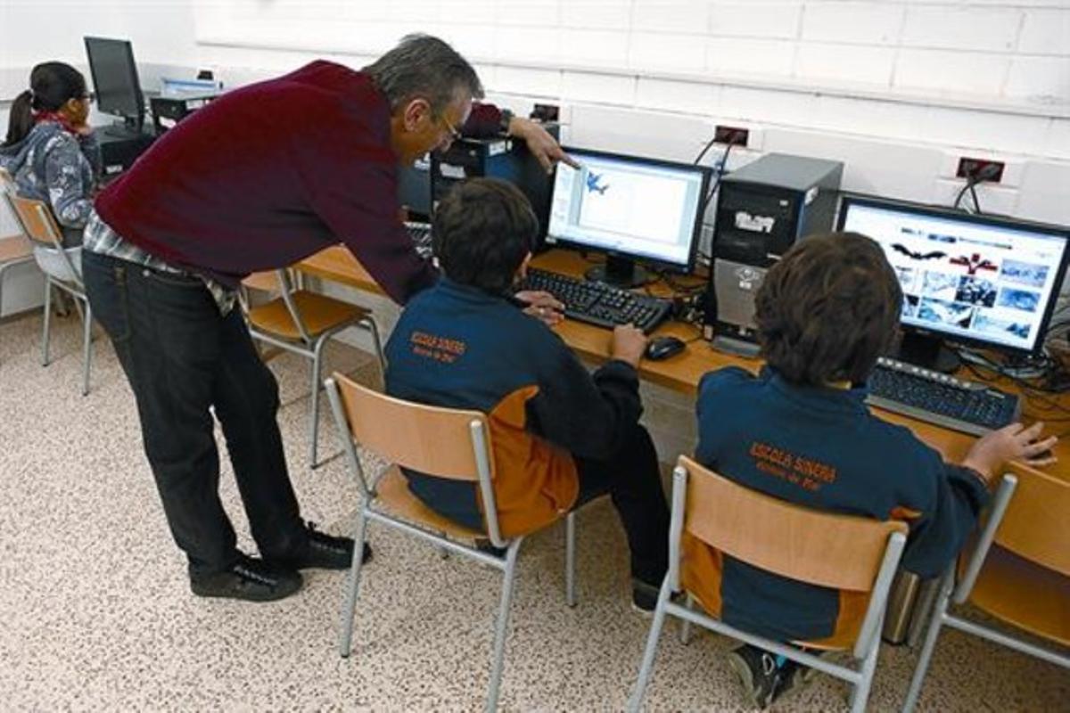 Clase de informática en la escuela Sinera de Arenys de Mar (Maresme), que ha sufrido cuatro robos desde el pasado mes de julio.
