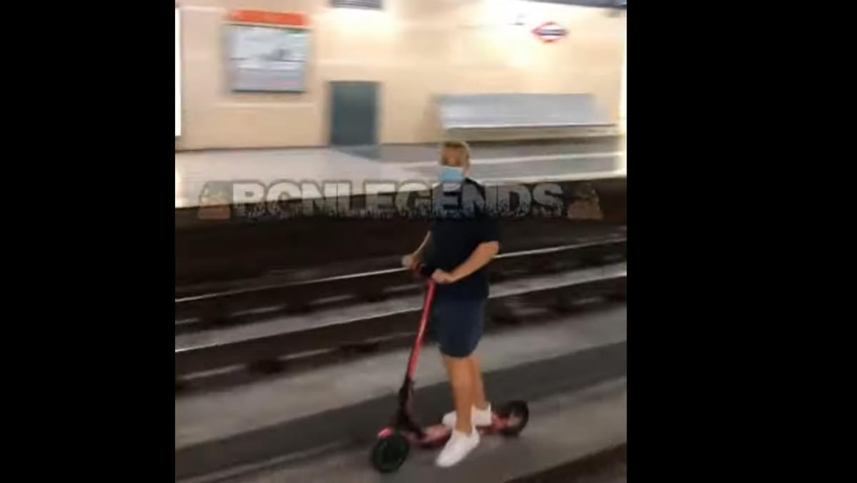 Joven en patinete en los FGC Joven en patinete en los FGC