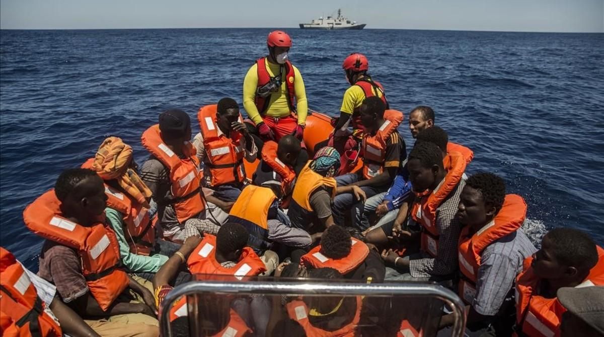 Rescate de refugiados en alta mar por parte de la tripulación del ’Astral’ en aguas exteriores de Libia. Rescate de refugiados en alta mar por parte de la tripulación del ’Astral’ en aguas exteriores de Libia.