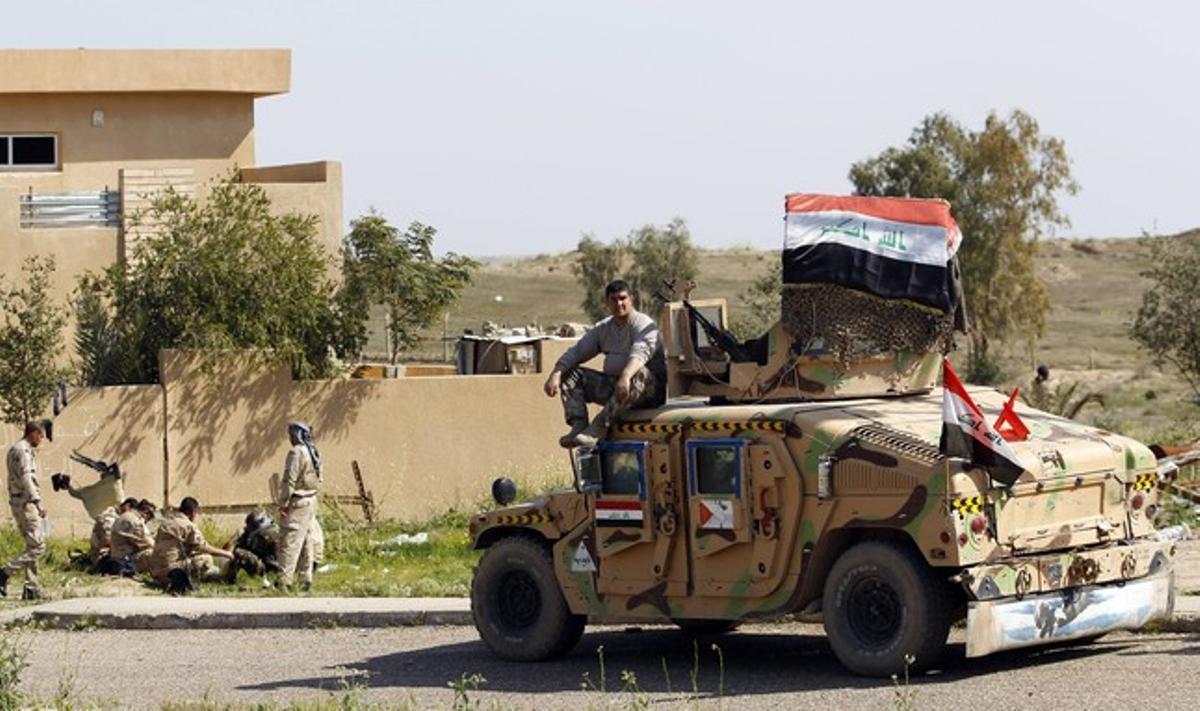 Un soldado iraquí espera en un vehículo militar en la ruta entre Bagdad y Tikrit, el domingo.