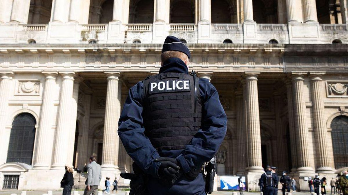 Un agente de la Policía francesa. Un agente de la Policía francesa.