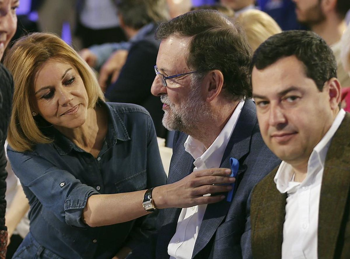 El líder del PP y presidente del Gobierno en funciones, Mariano Rajoy, con la secretaria general del partido, María Dolores de Cospedal, y el presidente del PP-A, Juanma Moreno, en un acto del partido hoy, en Sevilla. El líder del PP y presidente del Gobierno en funciones, Mariano Rajoy, con la secretaria general del partido, María Dolores de Cospedal, y el presidente del PP-A, Juanma Moreno, en un acto del partido hoy, en Sevilla.