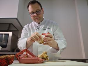 Manuel Costiña prepara un centollo en su restaurante de Santa Comba.