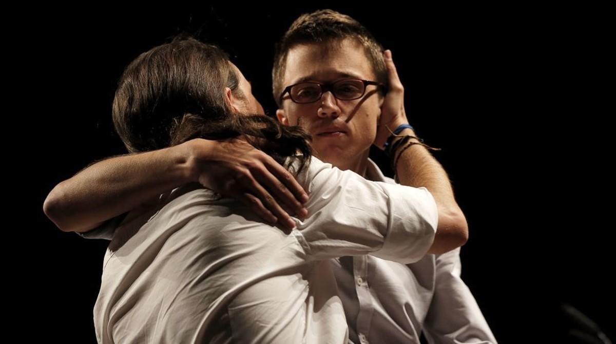 Iglesias abraza a Errejón tras el mal resultado en la noche electoral del 26-J. Iglesias abraza a Errejón tras el mal resultado en la noche electoral del 26-J.