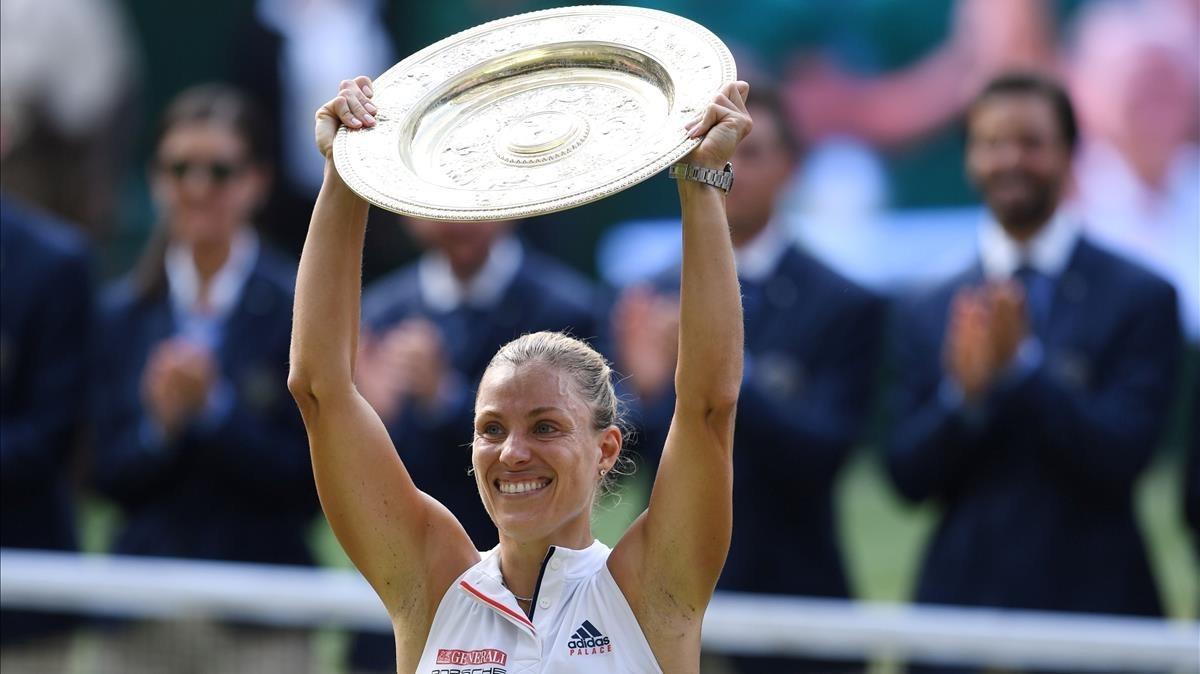Angelique Kerber levanta su trofeo de Wimbledon.