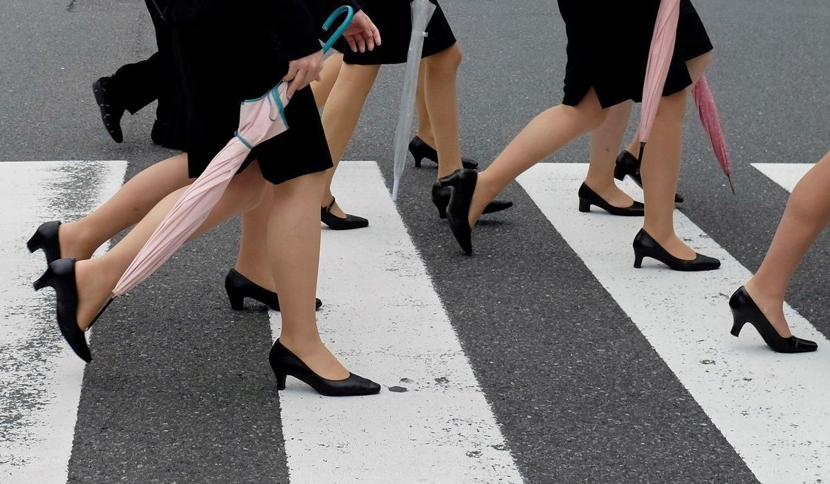 FRA06. TOKIO (JAPÓN), 14/03/2019.- Foto de archivo de varias jóvenes niponas con trajes oscuros típicos de los nuevos trabajadores cruzan un paso de cebra en Tokio (Japón) el 1 de octubre de 2013. Una japonesa ha lanzado una campaña en internet para poner fin a la costumbre de que las mujeres lleven zapatos de tacón al trabajo, una iniciativa inspirada en el #MeToo y que ha recabado decenas de miles de apoyos en Japón. EFE/ Franck Robichon FRA06. TOKIO (JAPÓN), 14/03/2019.- Foto de archivo de varias jóvenes niponas con trajes oscuros típicos de los nuevos trabajadores cruzan un paso de cebra en Tokio (Japón) el 1 de octubre de 2013. Una japonesa ha lanzado una campaña en internet para poner fin a la costumbre de que las mujeres lleven zapatos de tacón al trabajo, una iniciativa inspirada en el #MeToo y que ha recabado decenas de miles de apoyos en Japón. EFE/ Franck Robichon