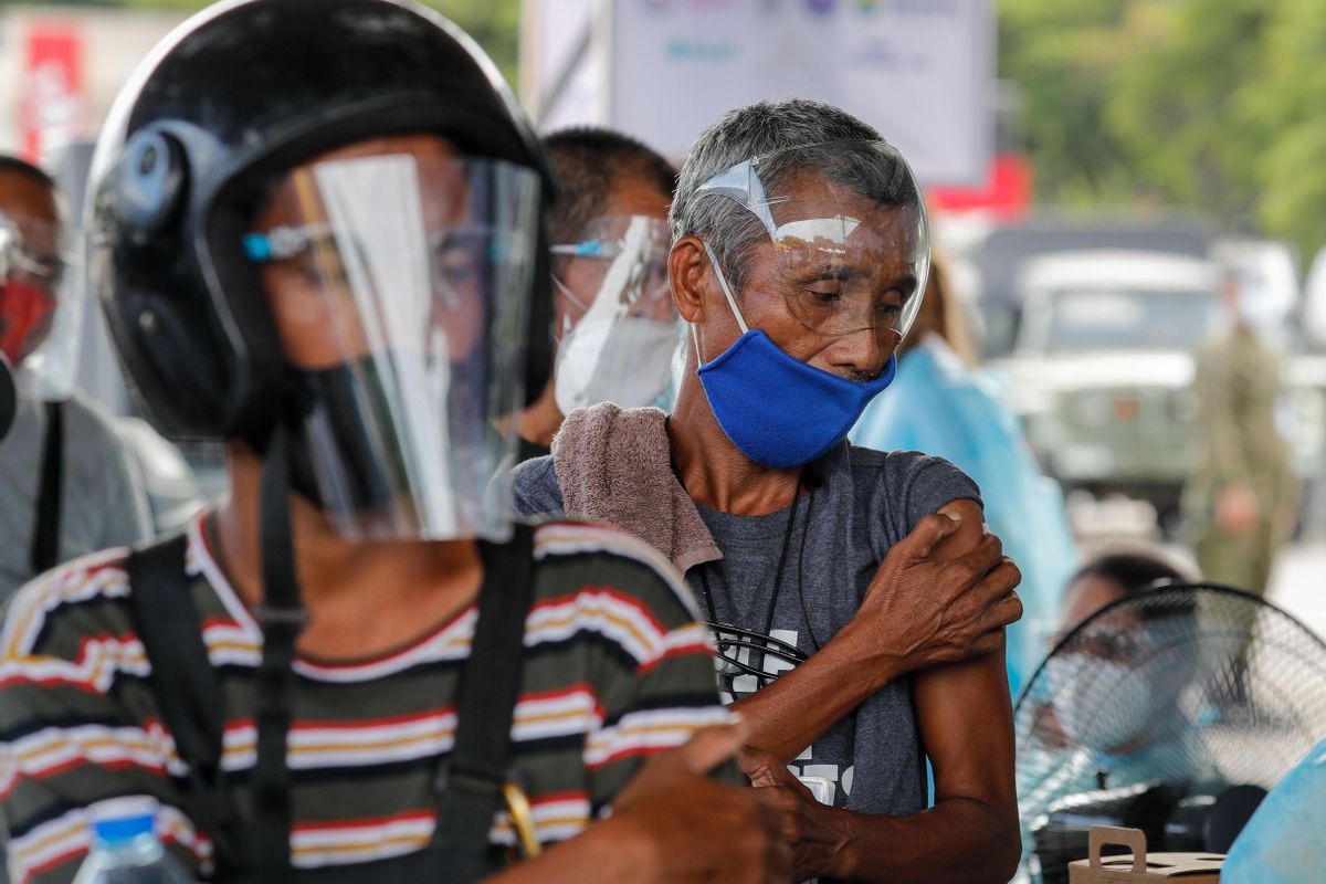 Un puesto de vacunación en Manila, la capital de Filipinas. Un puesto de vacunación en Manila, la capital de Filipinas.