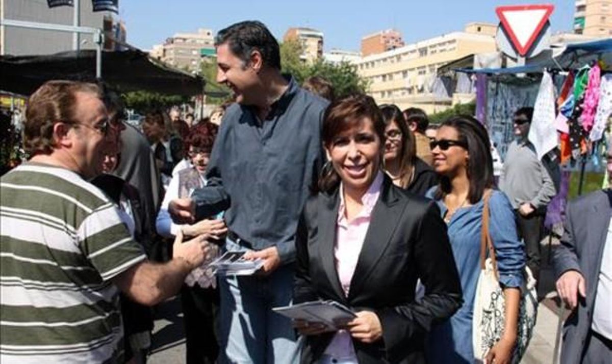 Albiol y Sánchez Camacho reparten folletos en el barrio de La Salut de Badalona en abril del 2010. JORDI BATALLER Albiol y Sánchez Camacho reparten folletos en el barrio de La Salut de Badalona en abril del 2010. JORDI BATALLER