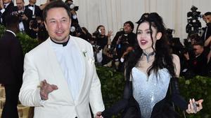 Elon Musk y su pareja Grimes, en el 2018.