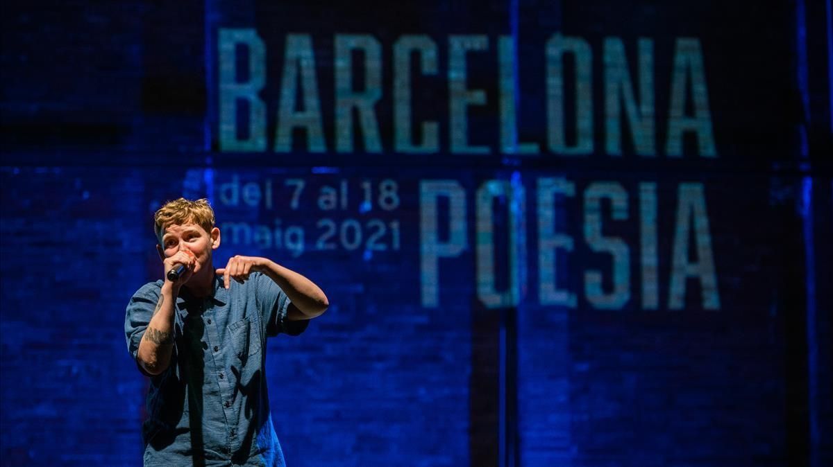 Kae Tempest en un momento de su actuación en el Festival de Poesia de Barcelona. Kae Tempest en un momento de su actuación en el Festival de Poesia de Barcelona.