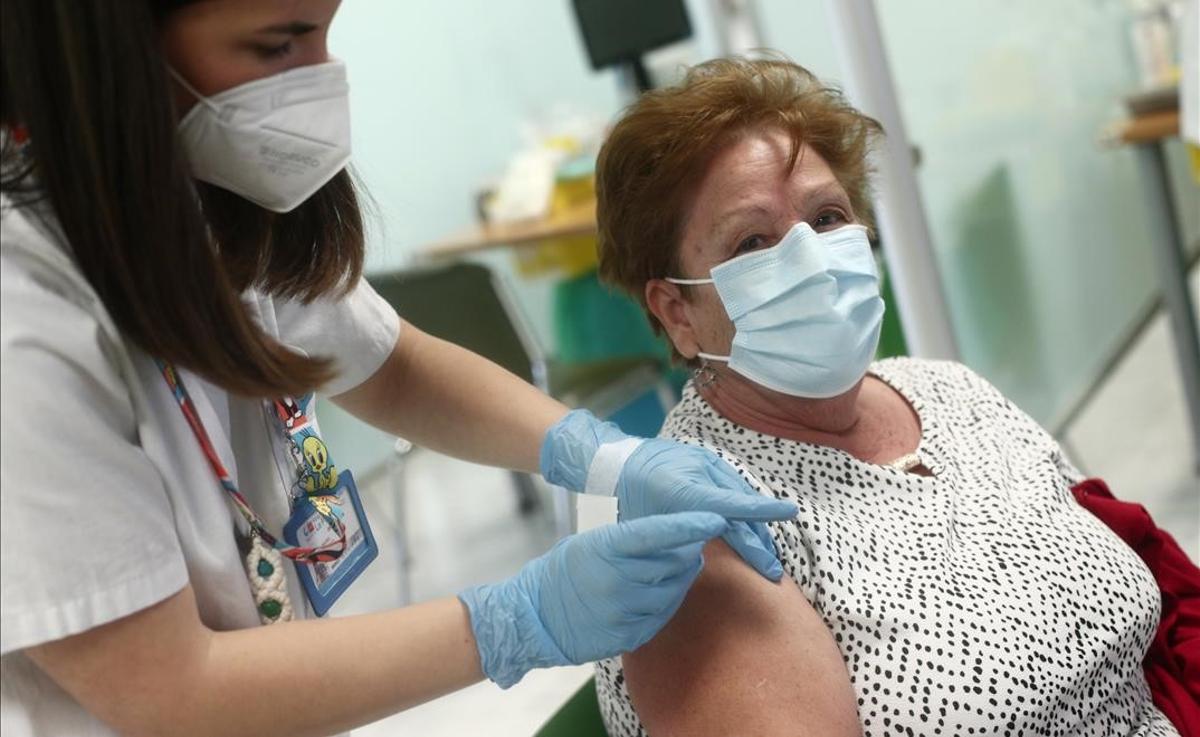 Vacunación en el Hospital Universitario de La Paz, en Madrid.