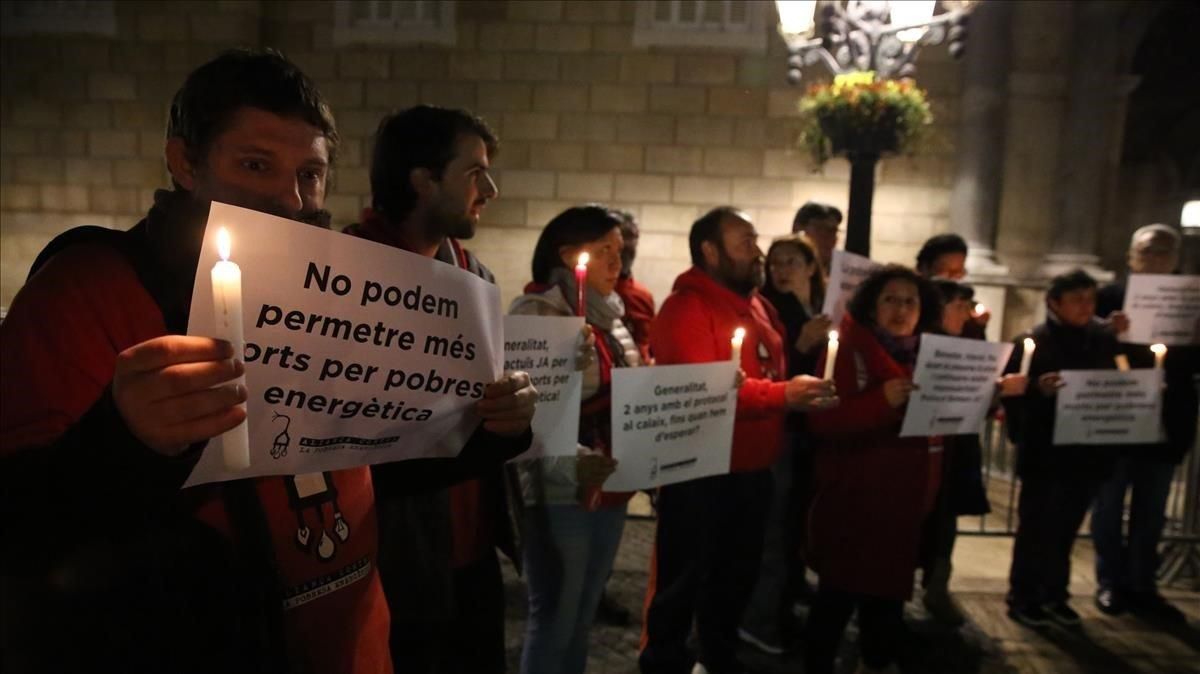 Activistas de la Alianza de la Pobreza Energética, ante el Palau de la Generalitat. Activistas de la Alianza de la Pobreza Energética, ante el Palau de la Generalitat.