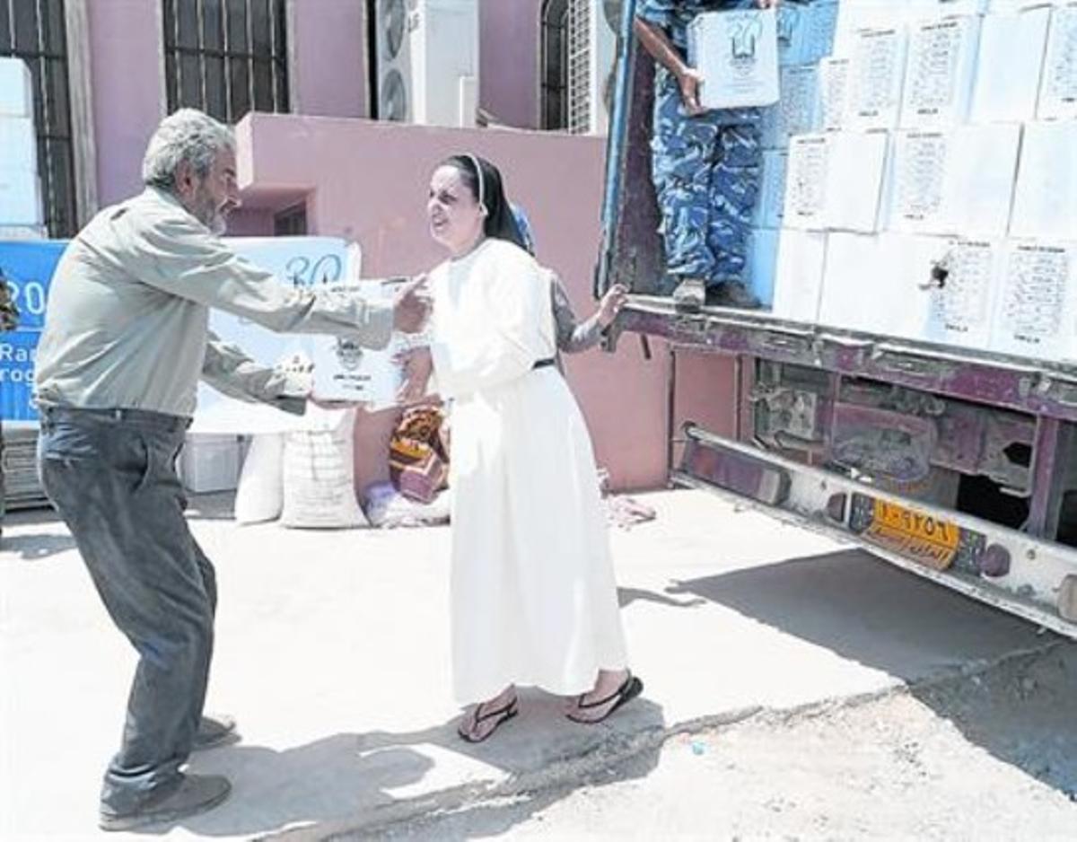 Desplazados 8 Una monja distribuye ayuda entre los cristianos huidos de Mosul. Desplazados 8 Una monja distribuye ayuda entre los cristianos huidos de Mosul.