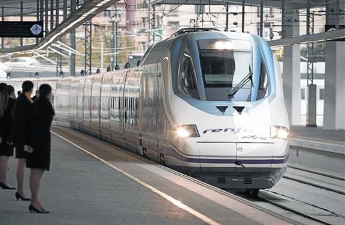 Una unidad del AVE sale de la estación de Valencia. Una unidad del AVE sale de la estación de Valencia.