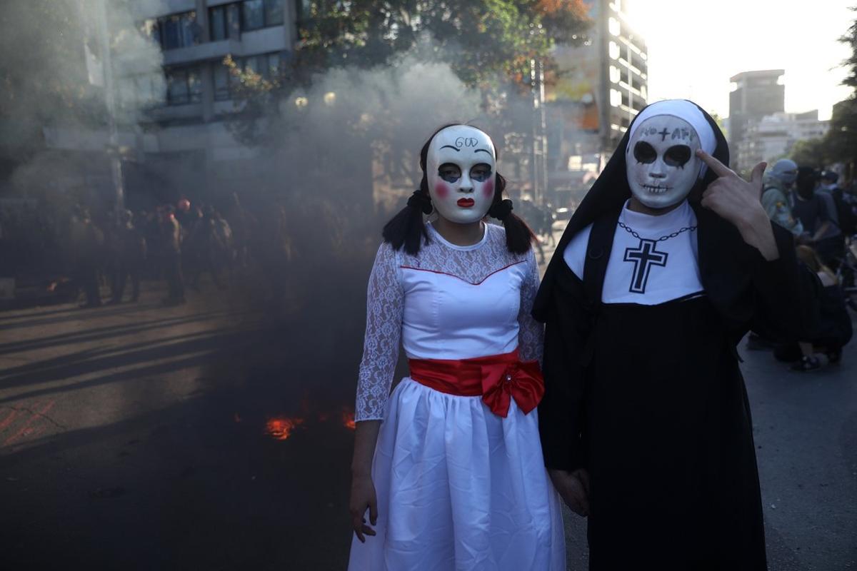 Decrépito Todo tipo de esposas Los disfraces marcaron protestas en Chile en día de Halloween