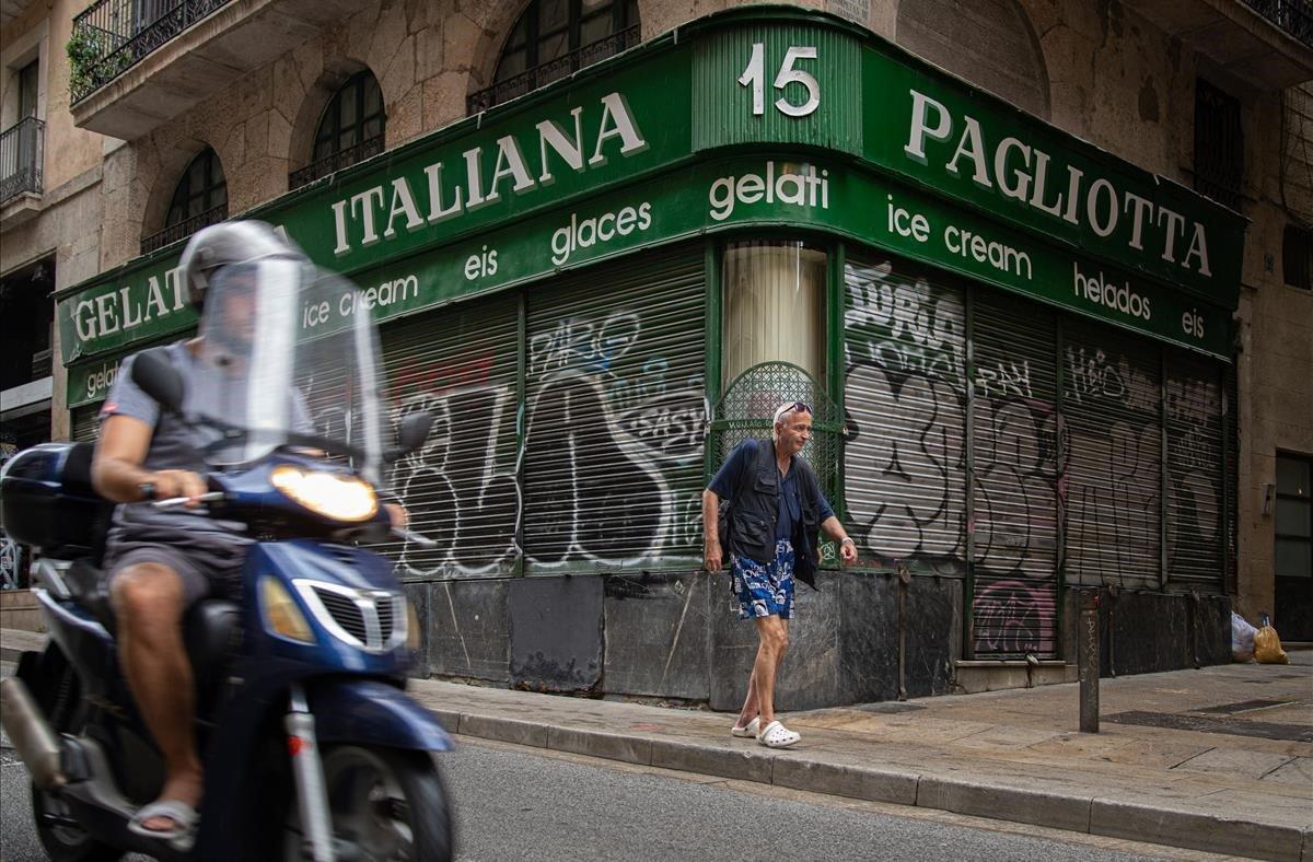 Establecimiento cerrado en el casco antiguo de Barcelona, el viernes pasado a las diez de la mañana. Establecimiento cerrado en el casco antiguo de Barcelona, el viernes pasado a las diez de la mañana.