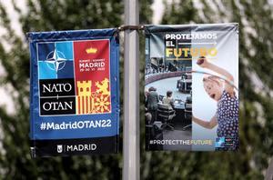 Dos carteles sobre la cumbre de la OTAN en Madrid.