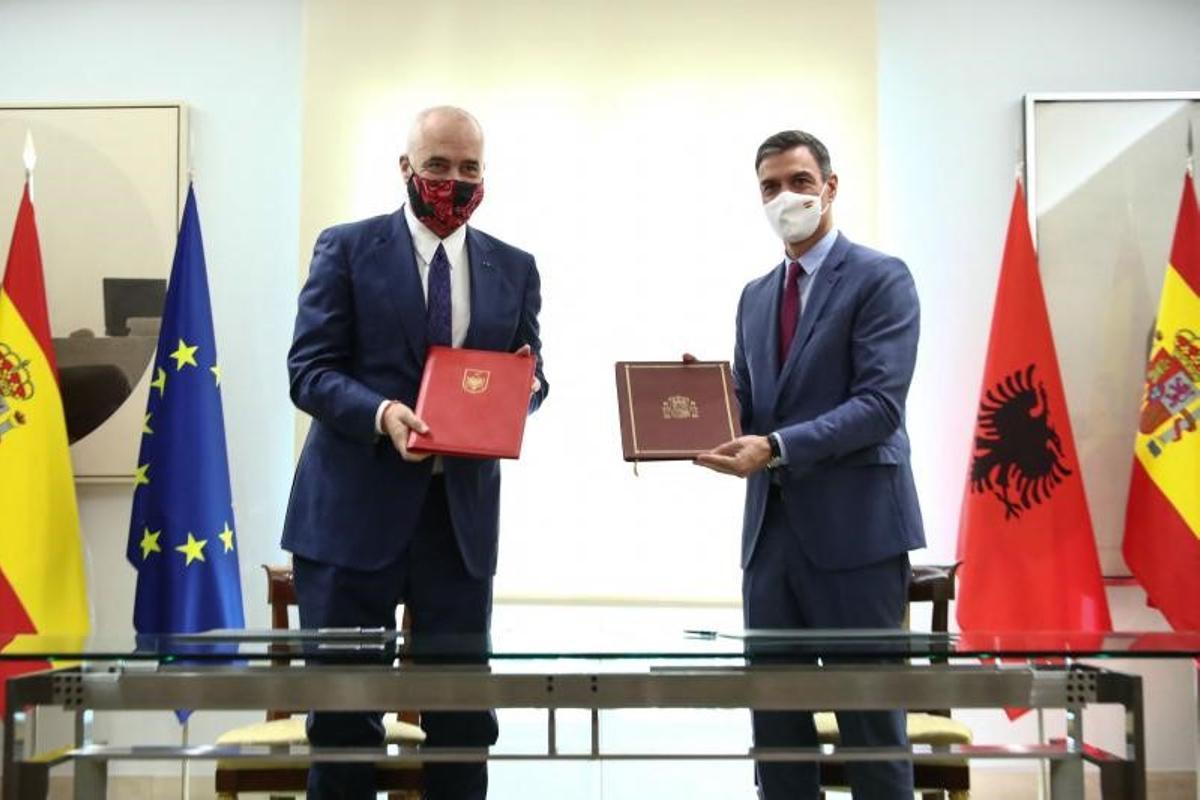 El presidente del Gobierno, Pedro Sánchez, posa con el primer ministro de Albania, Edi Rama (i), después de firmar acuerdos bilaterales tras su reunión en la Moncloa el pasado 4 de octubre de 2021.