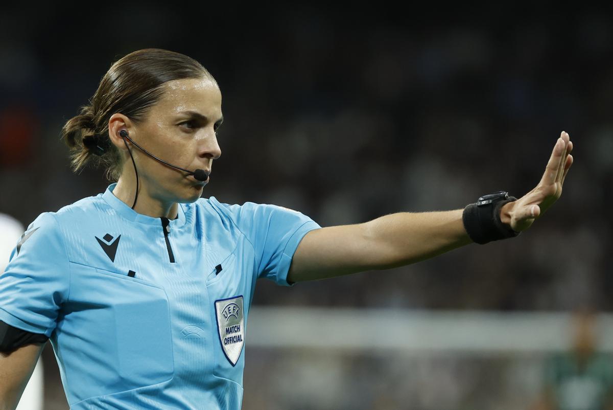 La árbitra francesa Stéphanie Frappar en el Santiago Bernabéu en Madrid. La árbitra francesa Stéphanie Frappar en el Santiago Bernabéu en Madrid.