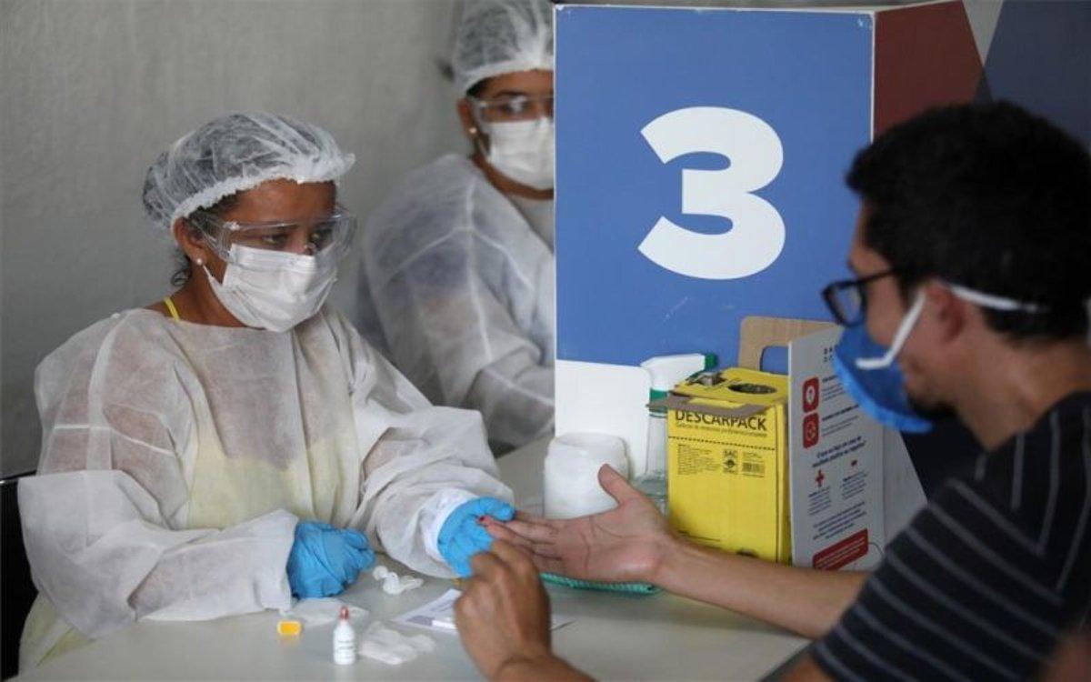 Personal médico realiza pruebas de COVID-19 en una favela de Río de Janeiro, Brasil.