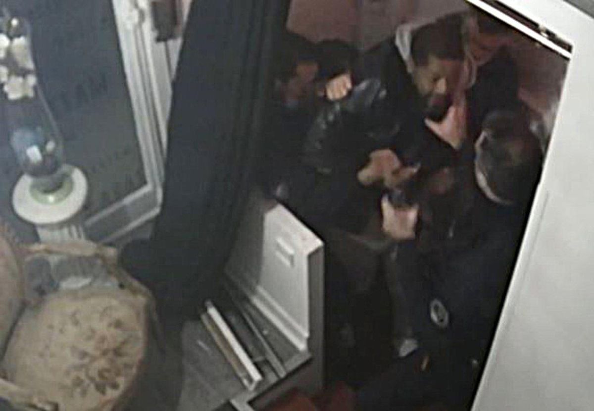 Captura del vídeo en el que se ve a los policías agrediendo a Michel Zecler. Captura del vídeo en el que se ve a los policías agrediendo a Michel Zecler.