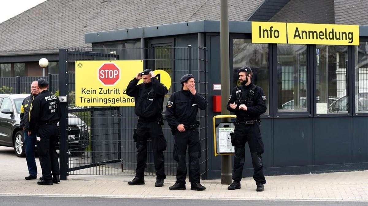Policías custodiando la entrada principal del campo de entrenamiento del Dortmund, en Brackel.