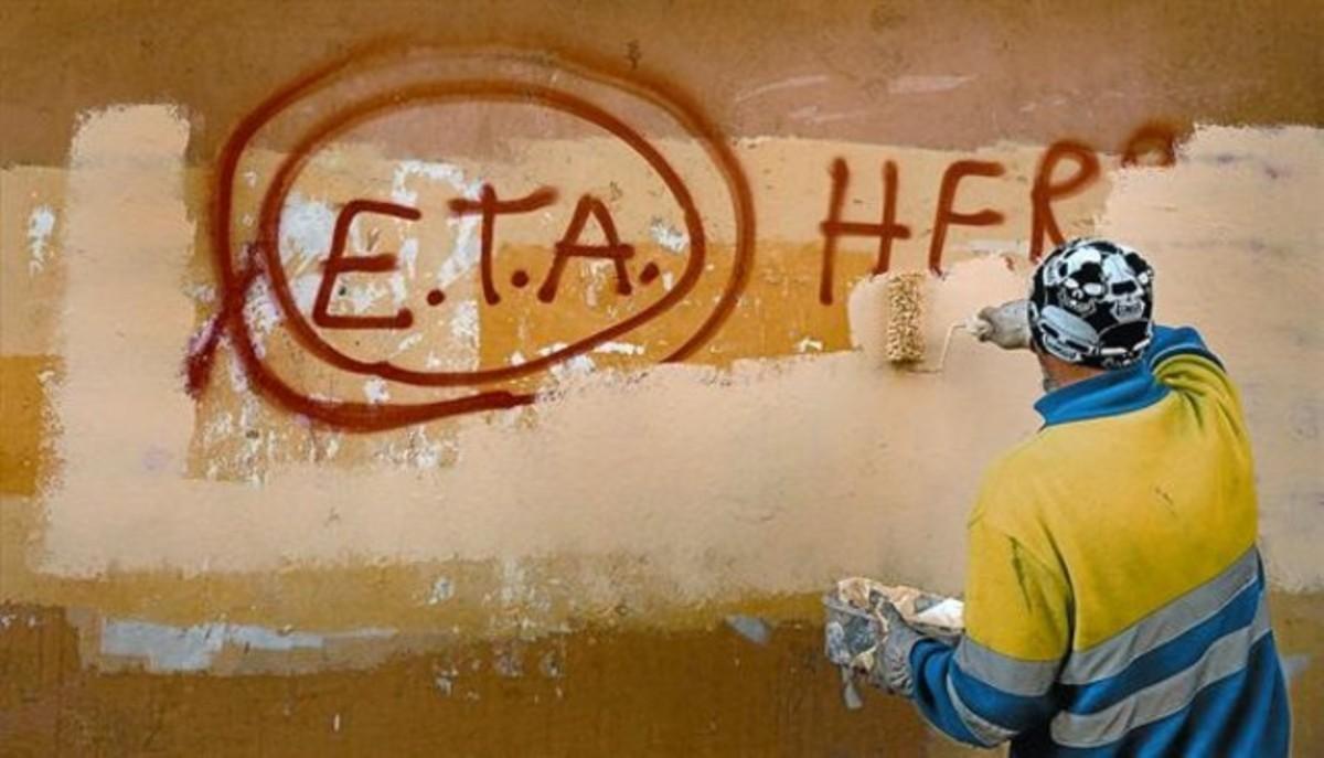 Un operario limpia una pintada a favor de ETA en Gernika.