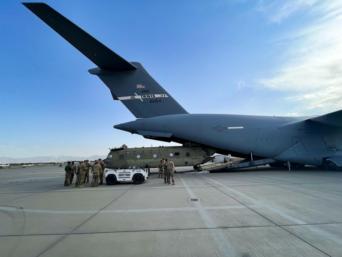 Tropas de EEUU evacuando vehículos militares en el aeropuerto de Kabul. Tropas de EEUU evacuando vehículos militares en el aeropuerto de Kabul.