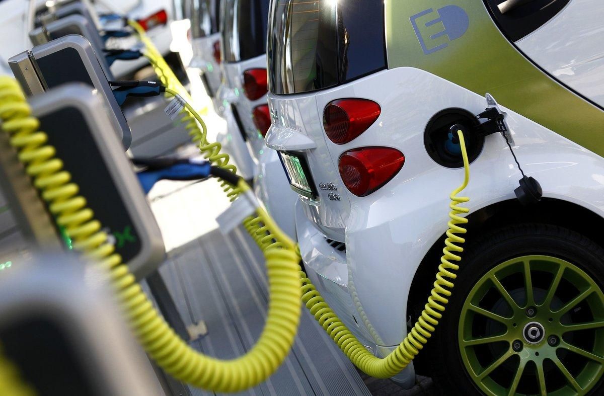 Imagen de un vehículo eléctrico recargándose Imagen de un vehículo eléctrico recargándose