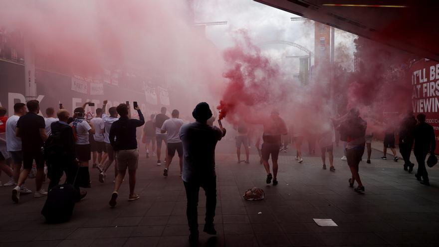 Diverses desenes de persones salten un control per colar-se a Wembley - Vimarsana News