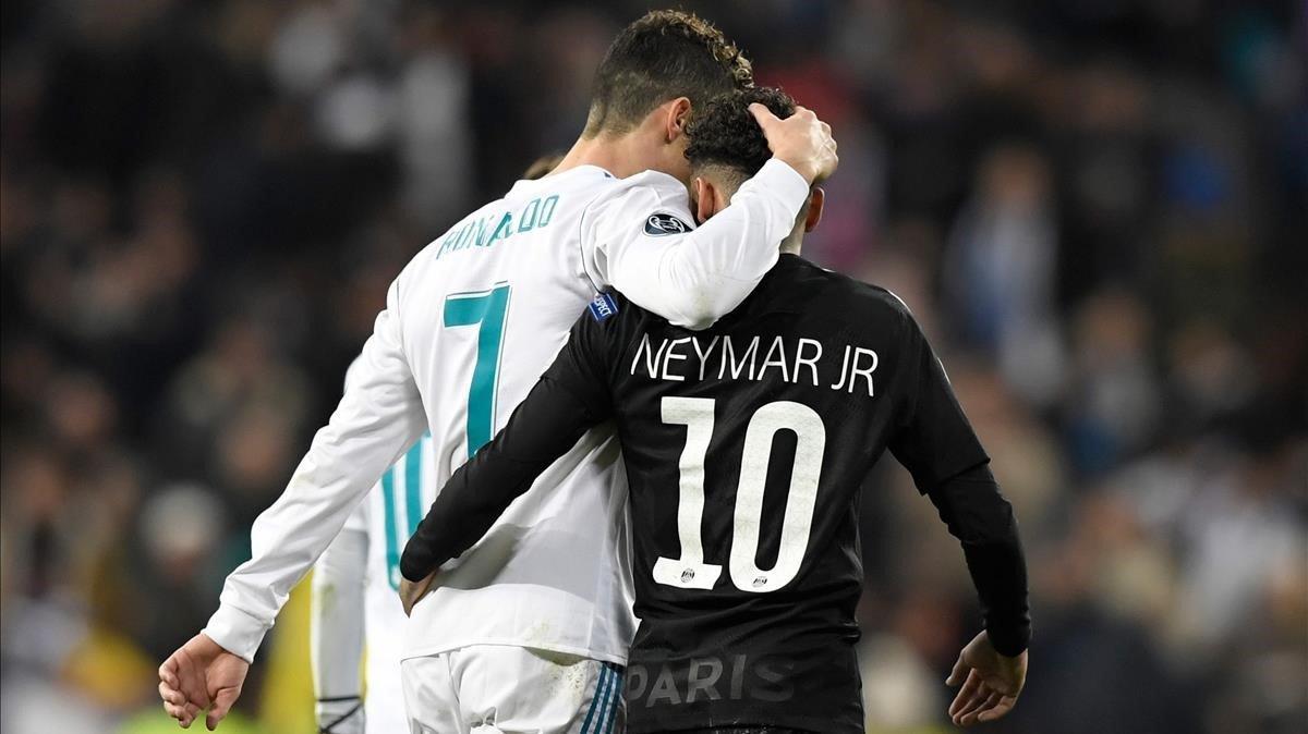El jugador del Real Madrid, Cristiano Ronaldo, y el jugador del PSG, Neymar, se abrazan en el Bernabeu durante un partido en febrero del 2018. 