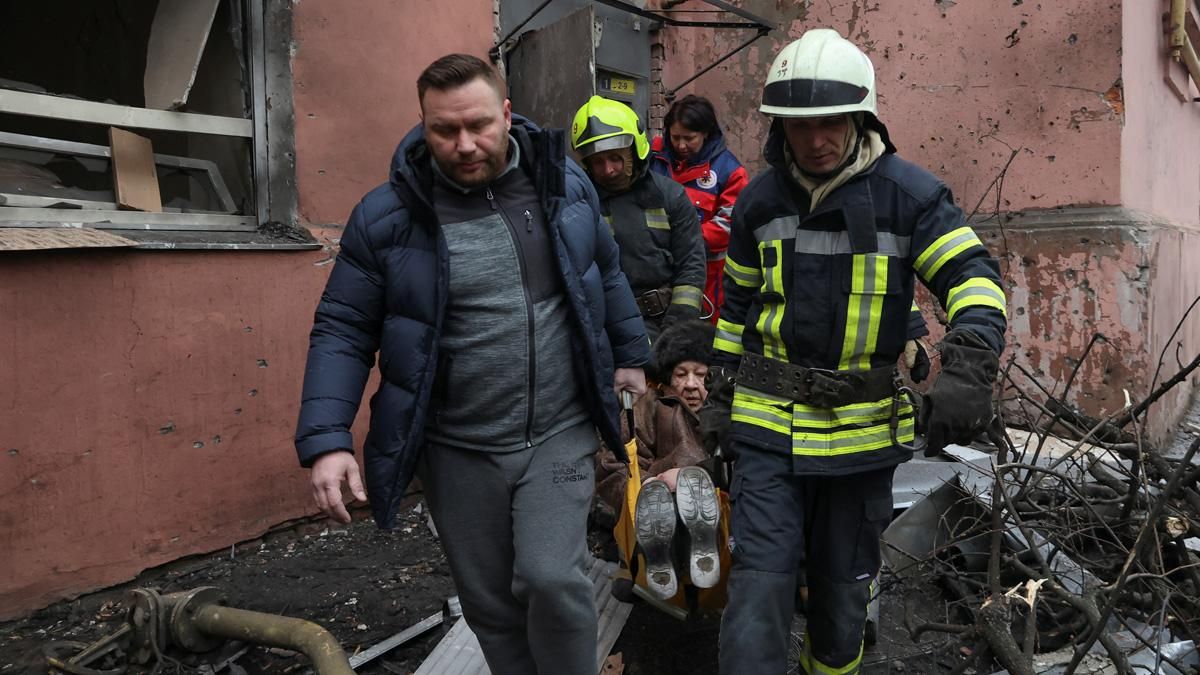 Los rescatistas y un residente local llevan a una mujer que resultó herida dentro de un edificio residencial durante un ataque con misiles rusos, en medio del ataque de Rusia, en el centro de Járkov, Ucrania. Los rescatistas y un residente local llevan a una mujer que resultó herida dentro de un edificio residencial durante un ataque con misiles rusos, en medio del ataque de Rusia, en el centro de Járkov, Ucrania.
