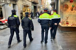 Patrulla conjunta de agentes de la Guardia Urbana de Badalona y Mossos d’Esquadra.