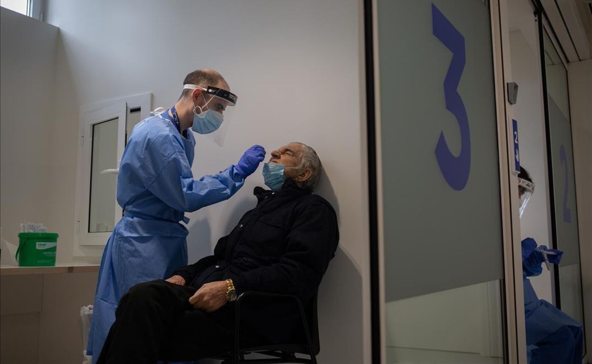 Un hombre se somete a una prueba PCR en el edificio Garbi-Vall de Hebron en Barcelona. Un hombre se somete a una prueba PCR en el edificio Garbi-Vall de Hebron en Barcelona.