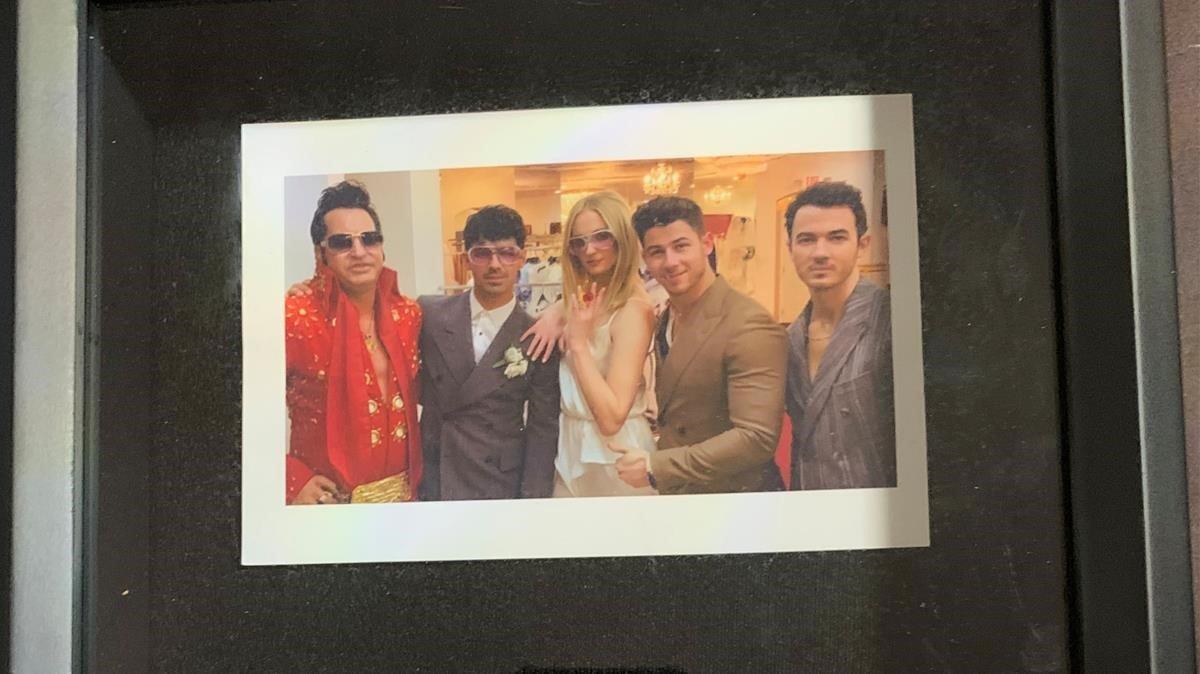Detalle de la foto enmarcada de la boda de Joe Jonas y Sophie Turner, con el Elvis Presley que ofició la ceremonia y Kevin y Nick Jonas. Detalle de la foto enmarcada de la boda de Joe Jonas y Sophie Turner, con el Elvis Presley que ofició la ceremonia y Kevin y Nick Jonas.