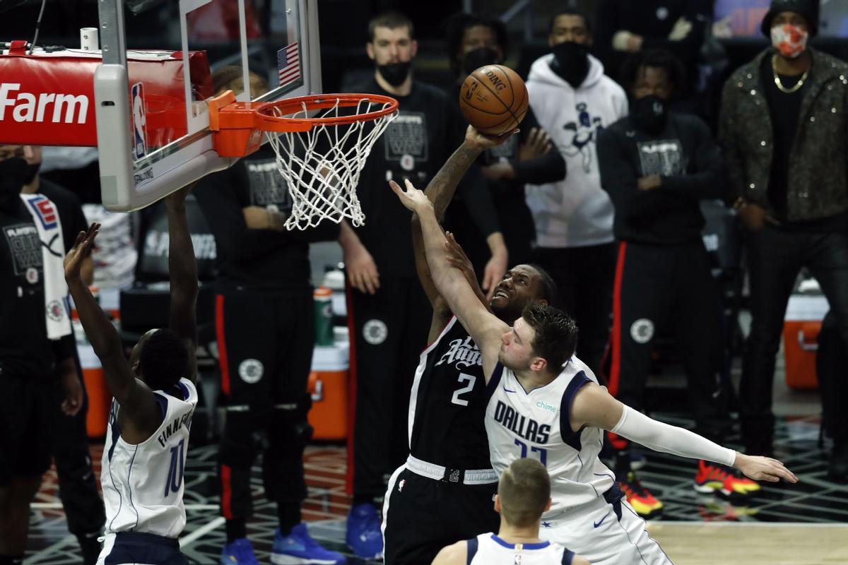 Kawhi Leonard intenta un lanzamiento ante la oposición de Luka Doncic en el partido entre Los Ángeles Clippers y Dallas Mavericks.