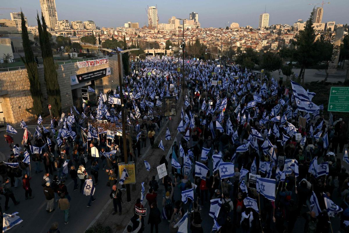 Protesta en Jerusalén contra la reforma judicial impulsada por el Gobierno de Netanyahu, este lunes cerca de la Kneset.