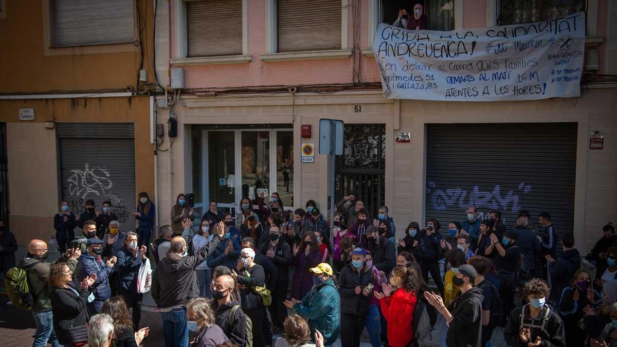 Movilización vecinal para parar un desahucio en Sant Andreu, el pasado mes de marzo. Movilización vecinal para parar un desahucio en Sant Andreu, el pasado mes de marzo.