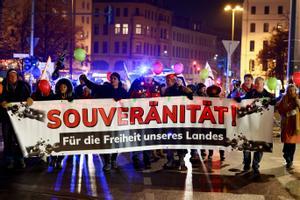 Protesta antisistema organizada por seguidores de teorías de la conspiración que portan una pancarta en la que se lee ¡Soveranía! Por la libertad de nuestro país, el pasado 14 de diciembre en París.