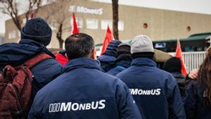 Conductores de autobús de Monbus/Julià en el Baix Llobregat se concentran frente a las oficinas de Monbus en L’Hospitalet de Llobregat.