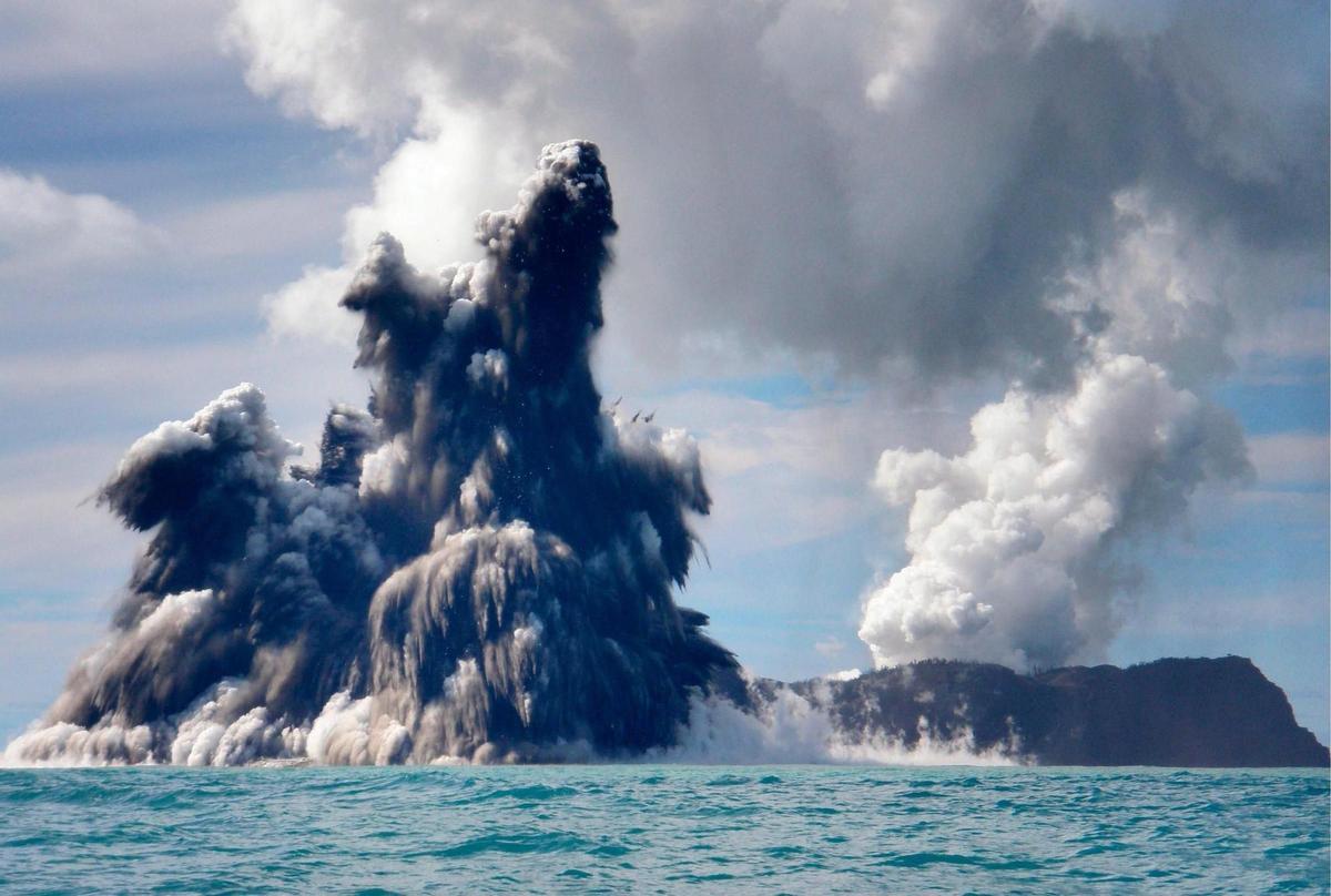 Una gran columna de humo, vapor y cenizas se eleva en el cielo tras la erupción de un volcán submarino a unas 34 millas náuticas de la costa de Nuku’alofa (Tonga), en una foto de archivo, el 18 de marzo de 2009. EFE/Lothar Slabon
