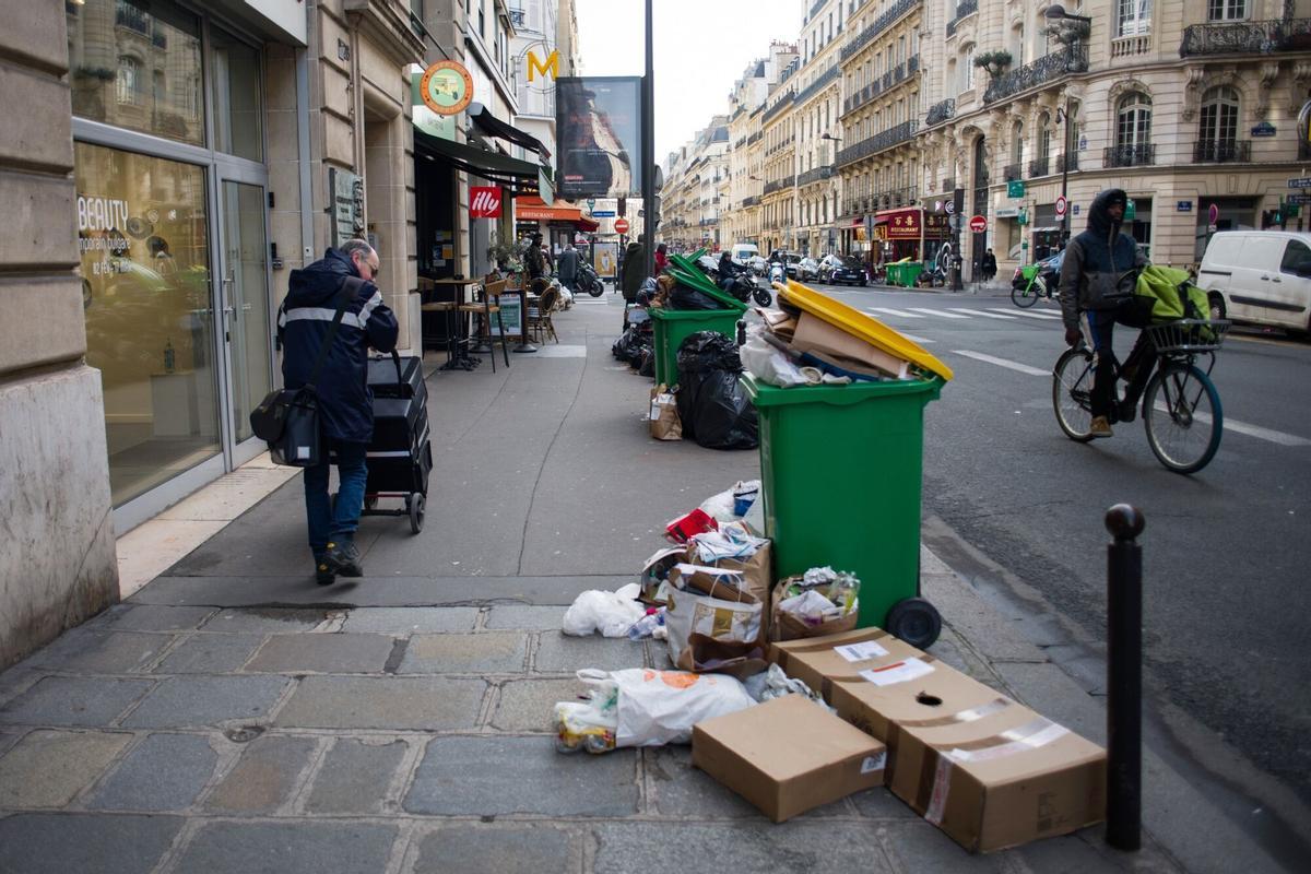 La basura se acumula en las calles de París mientras continúan las ...