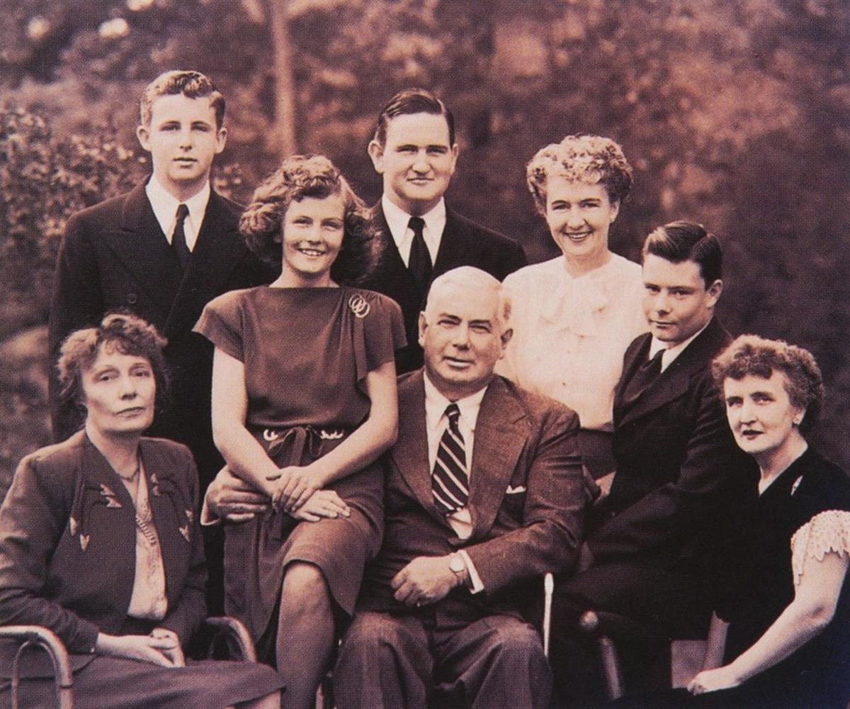 William Moulton Marston, con Oliva Byrne (a la izquierda), Elizabeth Holloway (derecha) y sus hijos en común.
