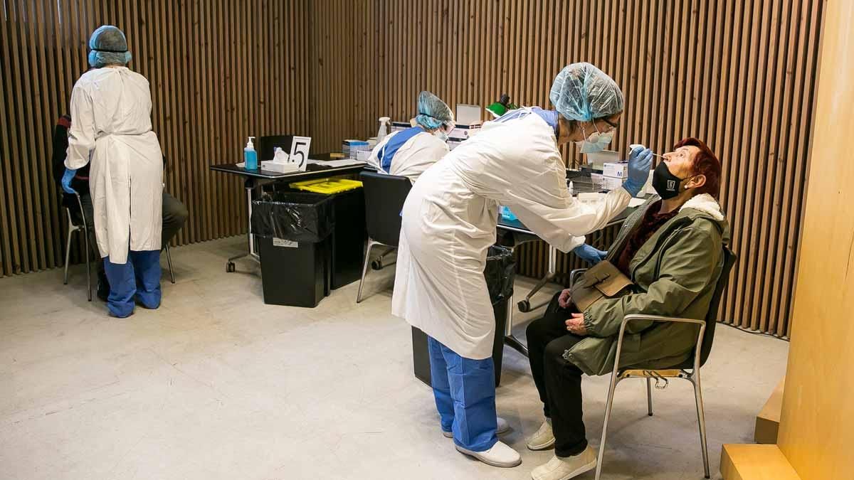 Una mujer se somete a un test de coronavirus durante los cribajes masivos en Barcelona. Una mujer se somete a un test de coronavirus durante los cribajes masivos en Barcelona.