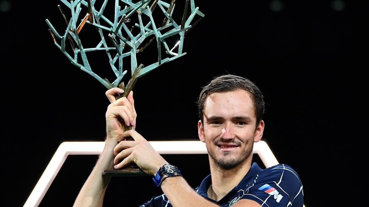 Medvedev, con la copa de ganador en París-Bercy. Medvedev, con la copa de ganador en París-Bercy.