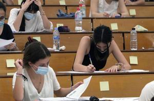 Estudiantes en un examen de Selectividad.