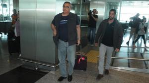 El embajador israelí en Turquía, Eitan Naeh, a su salida del aeropuerto de Estambul.