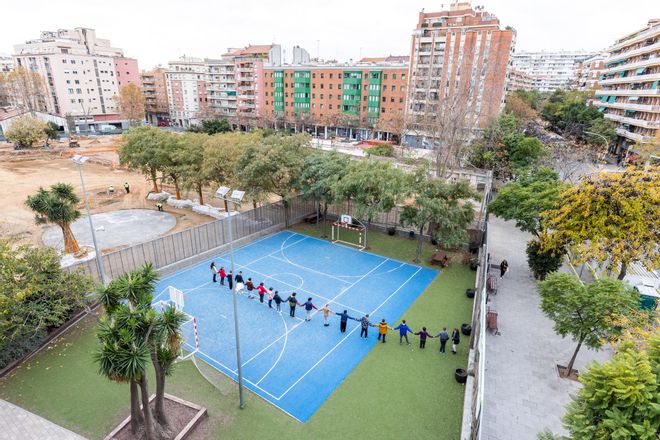 Un disparate burocrático amenaza medio patio de un colegio de Barcelona