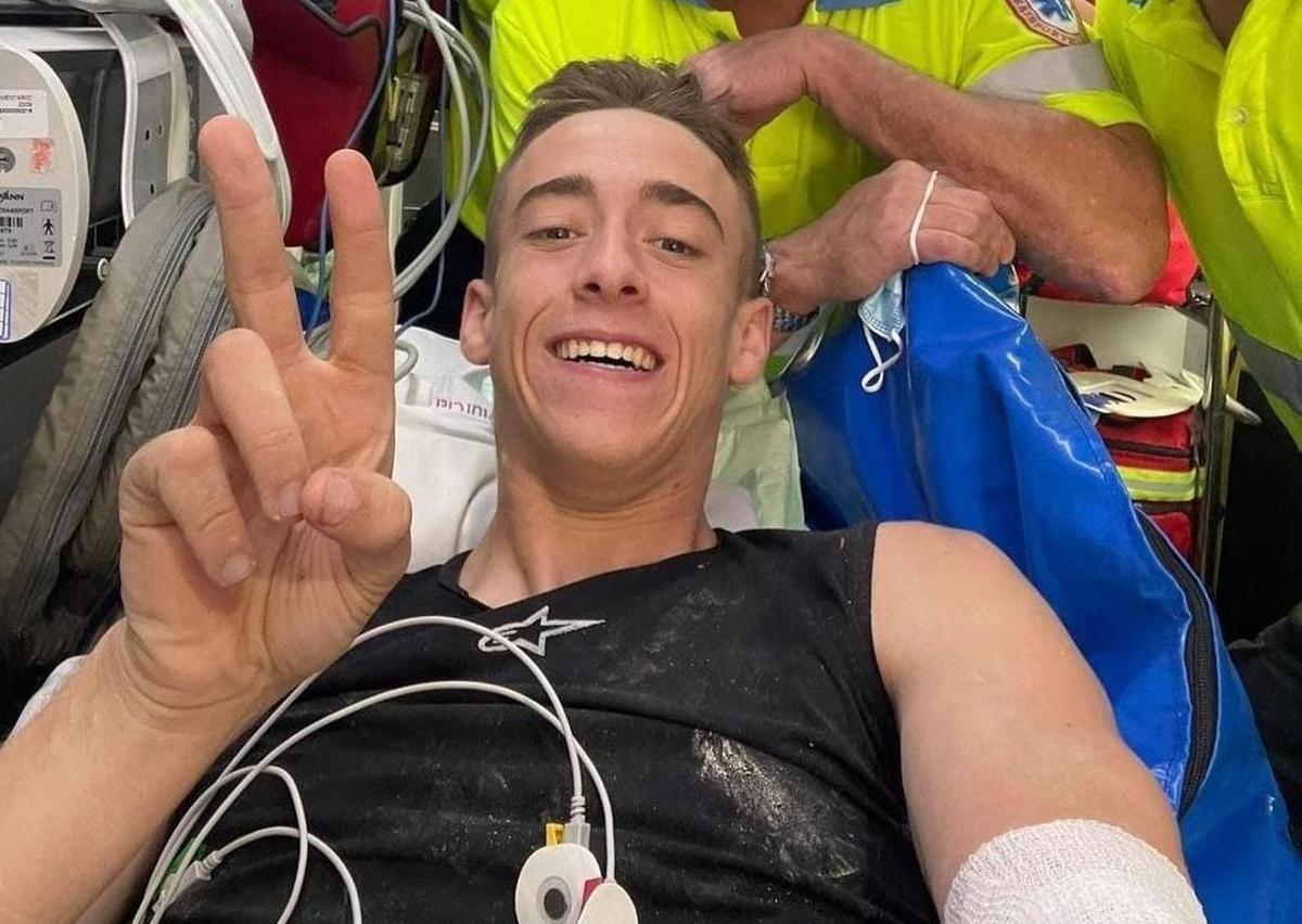 El murciano Pedro Acosta, sin perder la sonrisa, en el viaje en ambulancia de hoy hacia Barcelona.